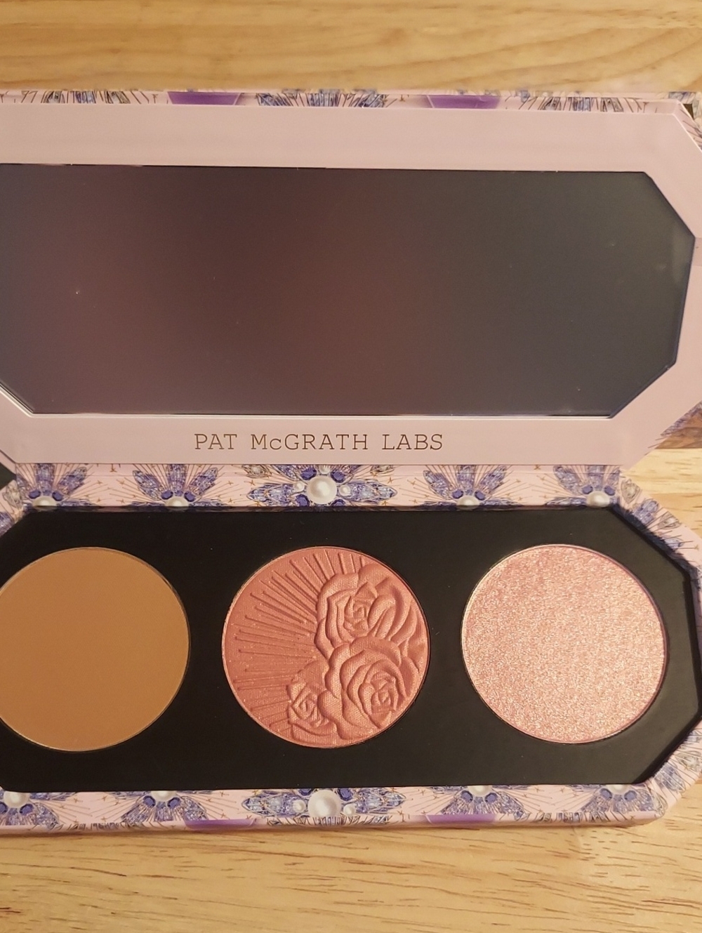 Pat McGrath Labs Glow Trio Palette - Pink & Purple Decorative Box - Picture 2 of 3